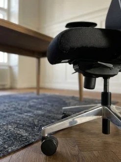 KADIMA DESIGN Bürostuhl Schwarz Stoff drehbar mit Kopfstütze, Synchronmechanik und Wippfunktion bis 120kg New