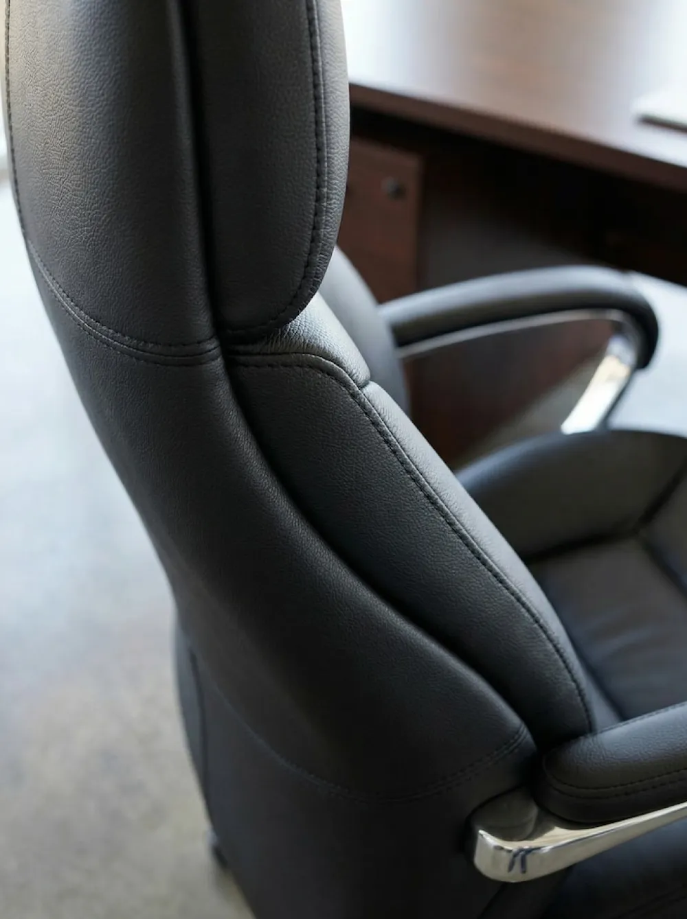 KADIMA DESIGN Chefsessel MIRON aus Leder, Multiblockwippmechanik, bis 120 kg, in 3 Farben verfügbar Schwarz Sale