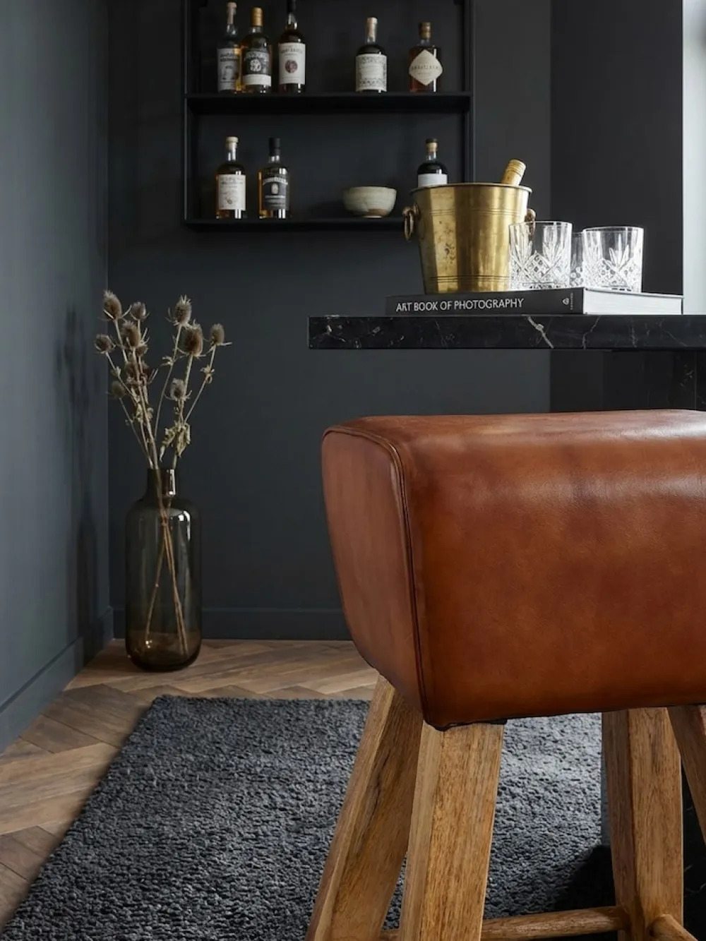 Sportlicher Turnbock-Barhocker, Ziegenleder und Mango Massivholz, 43x75x43 cm, dunkelbraun. ^ KADIMA DESIGN Sale