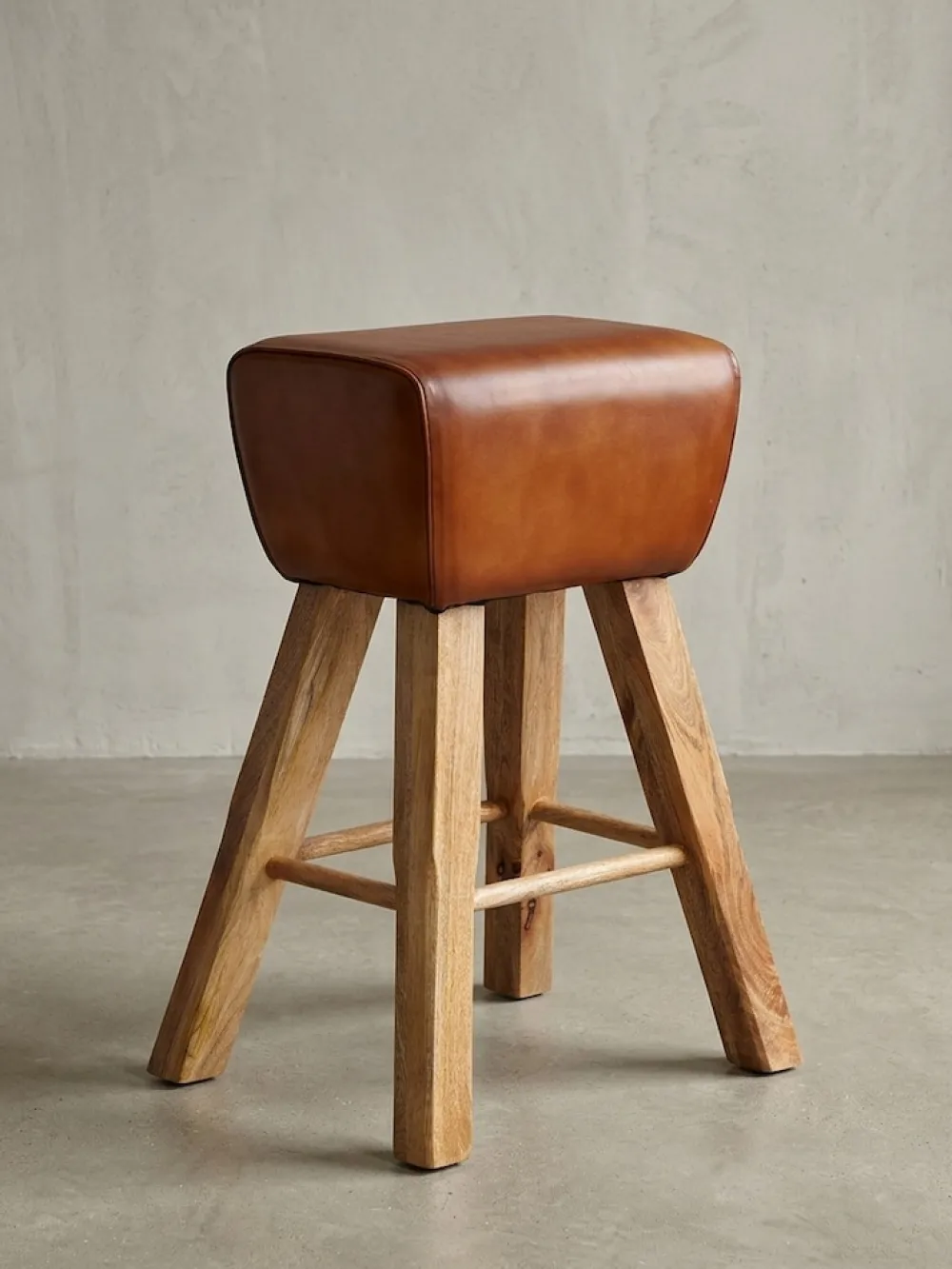 Sportlicher Turnbock-Barhocker, Ziegenleder und Mango Massivholz, 43x75x43 cm, dunkelbraun. ^ KADIMA DESIGN Sale