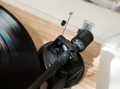 Lenco LBT-188PI - Plattenspieler mit Riemenantrieb und Bluetooth - Anti-Skating - Holz Hot