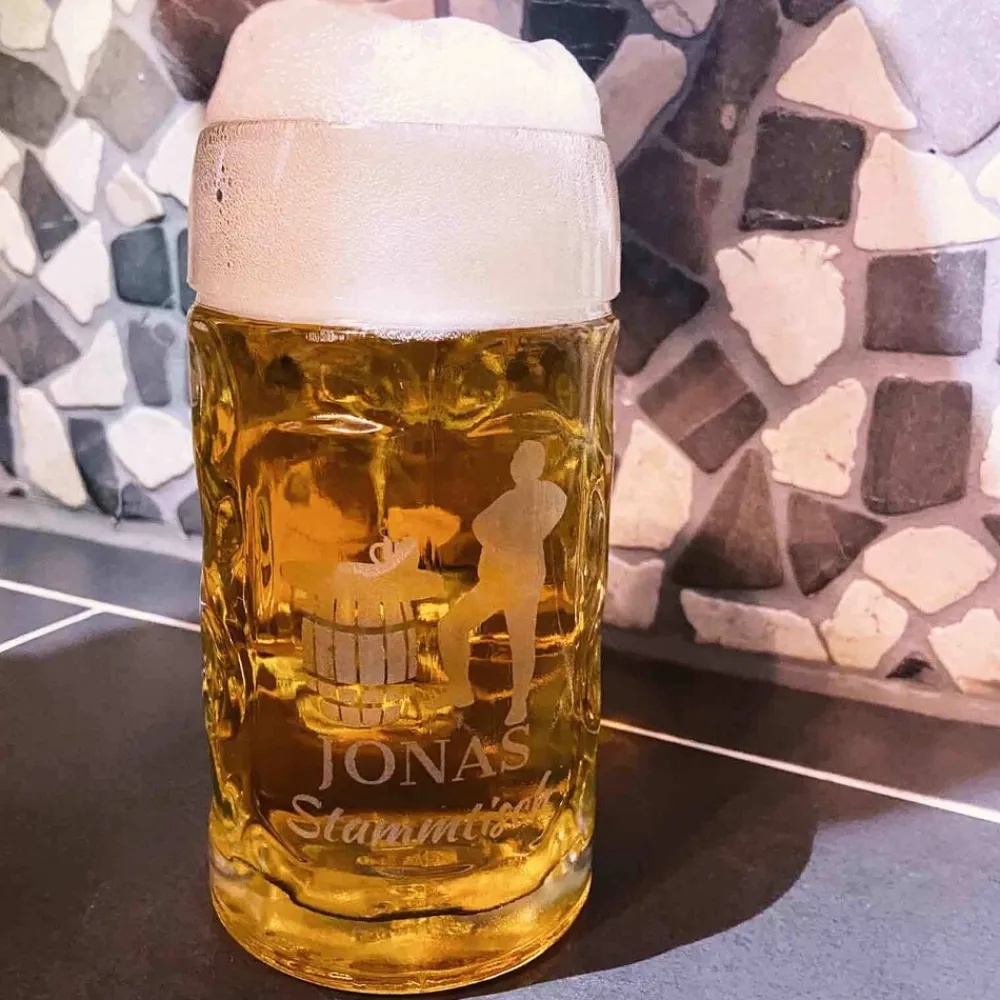 LUXENTU Bierkrug mit Gravur Legende seit 80 Jahren 0,5 Liter transparent Hot