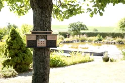 Design Insektenhotel aus Holz mit 7 Zimmern und Terrasse, Bienenhotel groß hängend Nisthilfe für Wildbienen, 48 x 10,5 x 27 cm, braun schwarz ^ WONDERMAKE® Discount