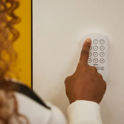 Smart Alarm Starter Kit L ^ Yale Hot