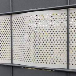 zaun|zu® Sichtschutzstreifen Premium Gelocht Diamant-Muster für Doppelstabmatten Weiß 2,55 m Bordeauxrot Clearance
